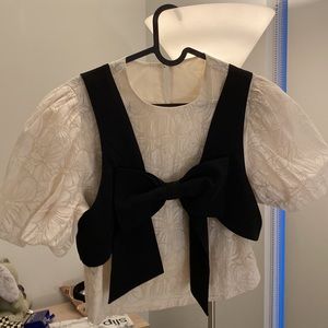 Black and white top for summer！pretty